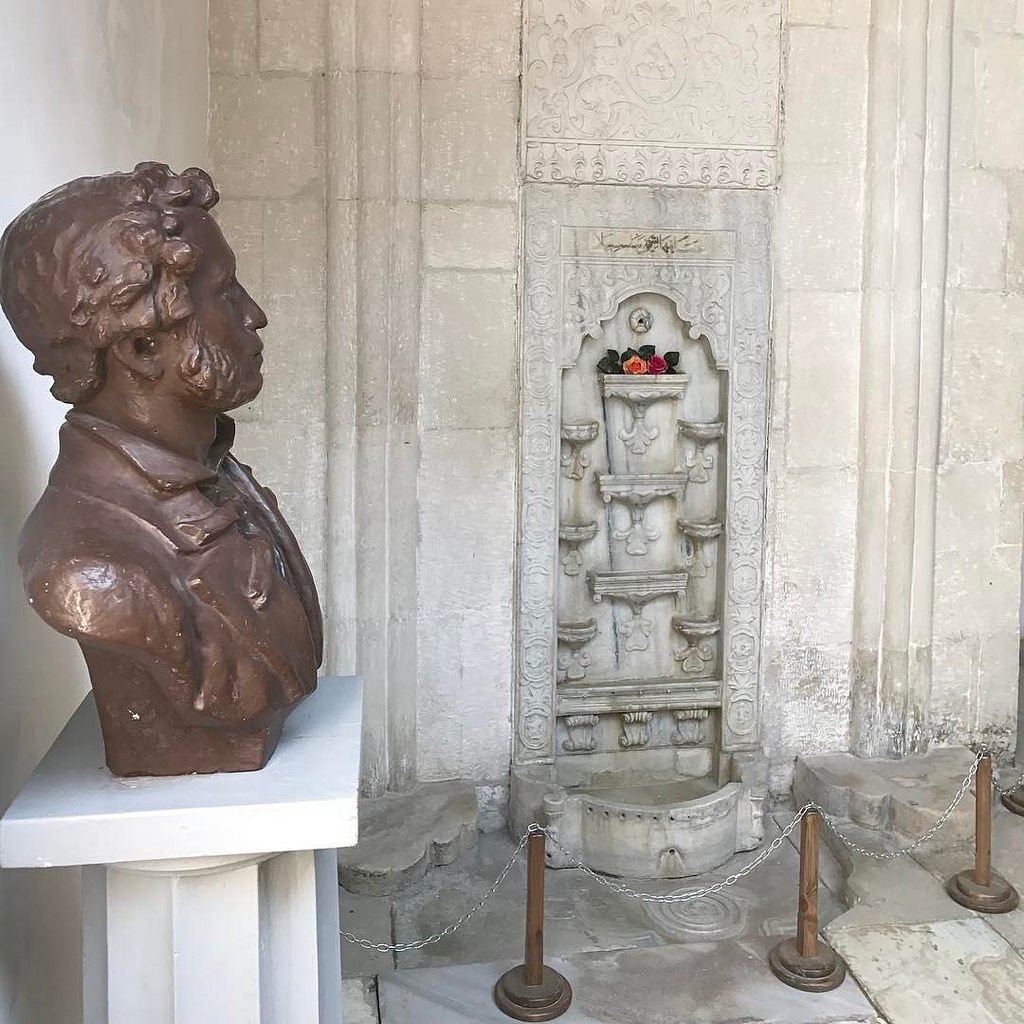 Фонтану Бахчисарайского дворца Пушкин