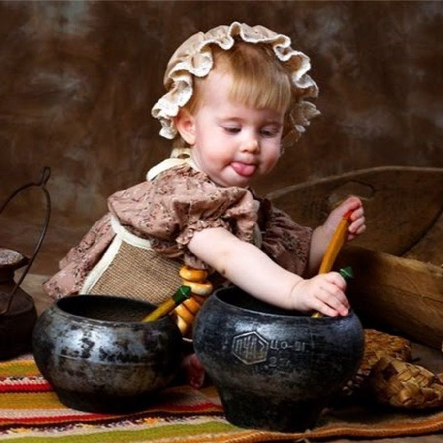 Девочка кушает кашу