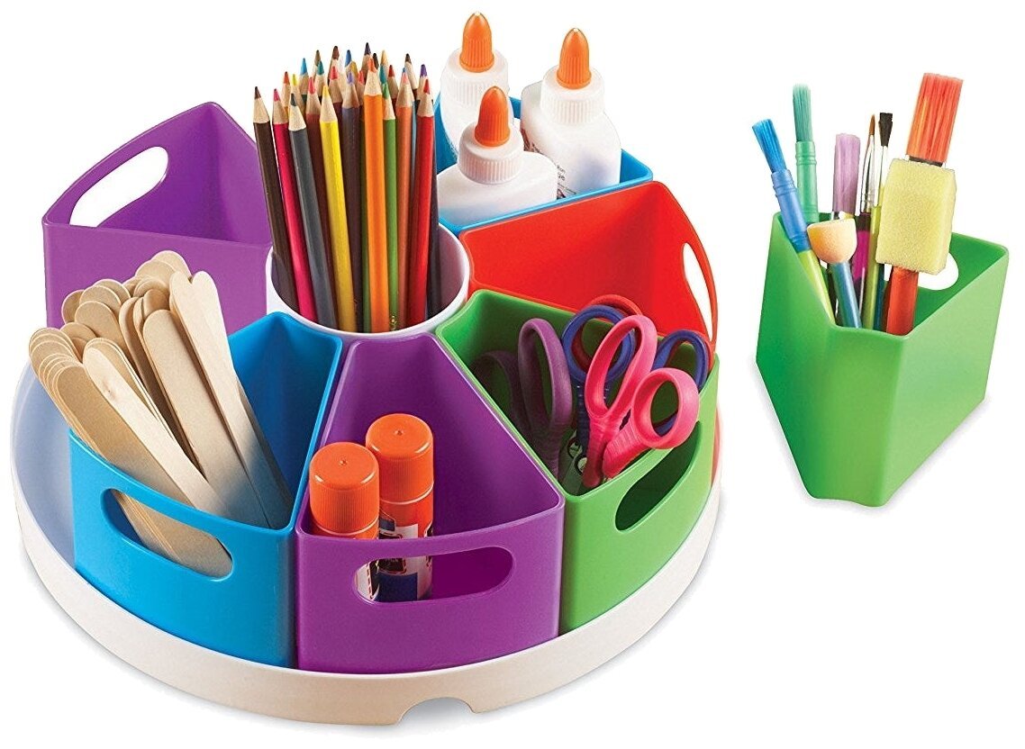 Ручки и карандаши на столе