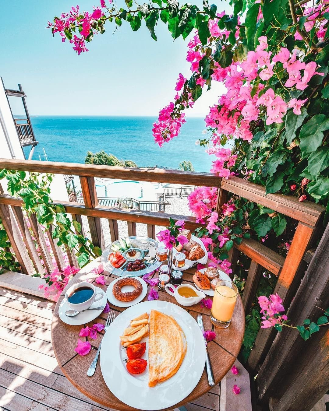 Завтрак на террасе с видом на море