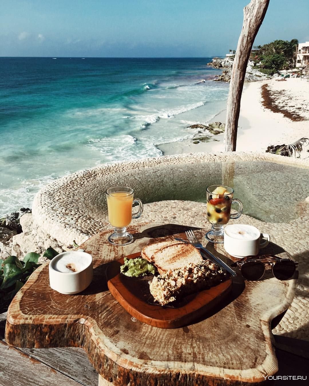 Беречь завтрак. Завтрак у моря. Завтрак с видом на море. Красивый вид на море. Завтрак на пляже.