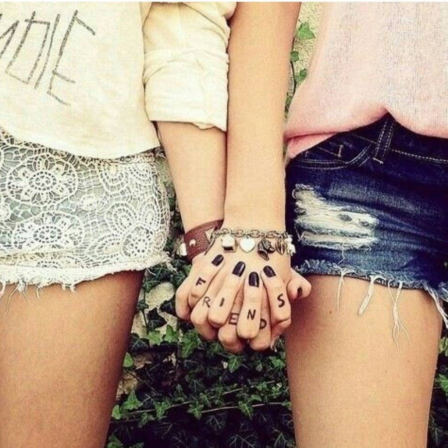 Лучшие подруги в шляпах