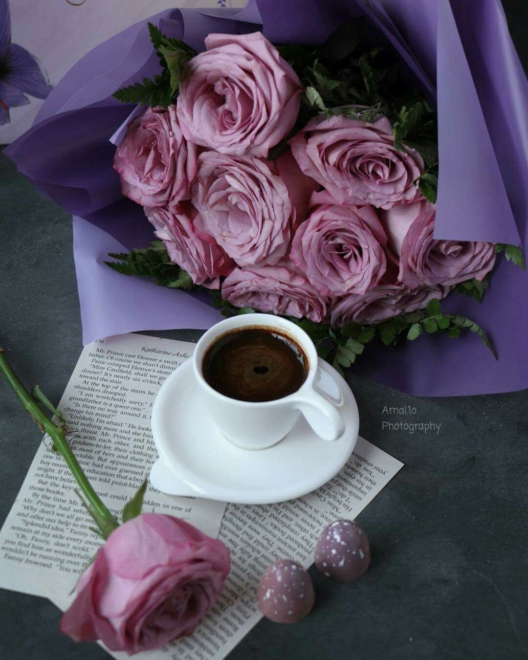 Фиолетовые цветы и кофе