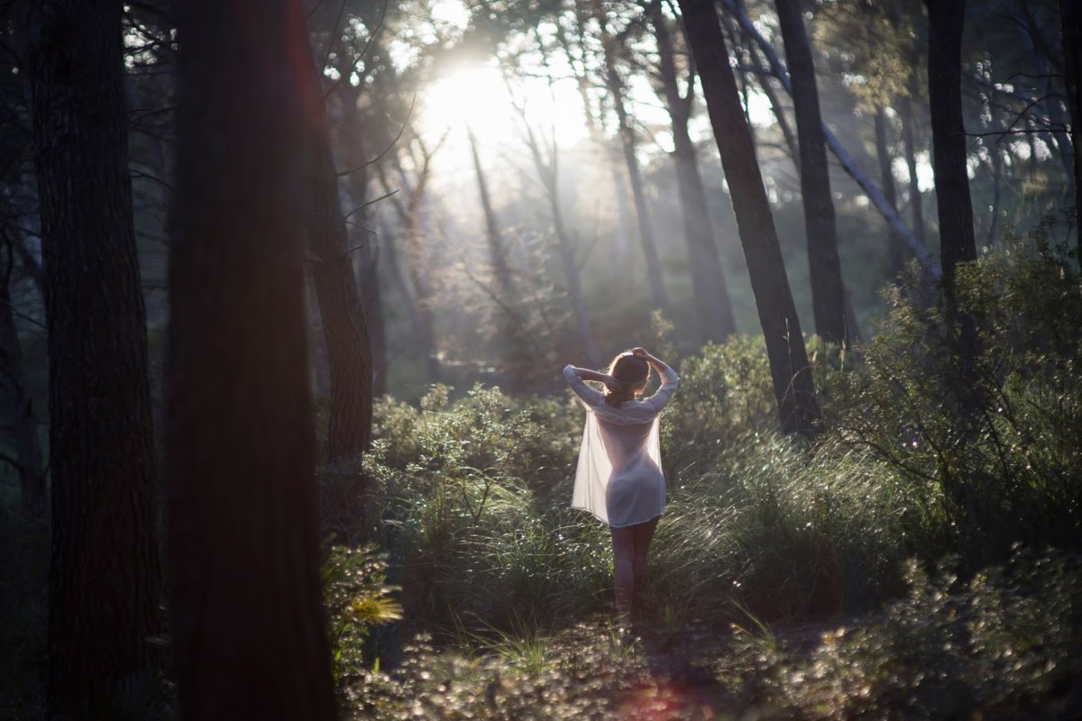 Фотосессия в лесу в белом платье