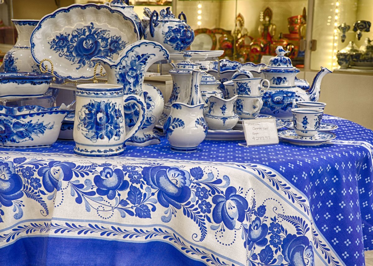 Народная керамика (Гжель, Скопин, Дымково, Каргополь).