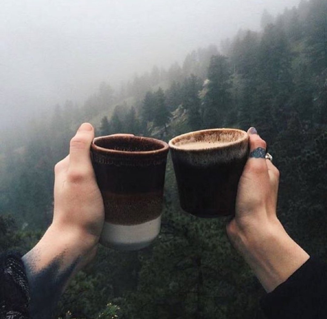 Кружка кофе на природе