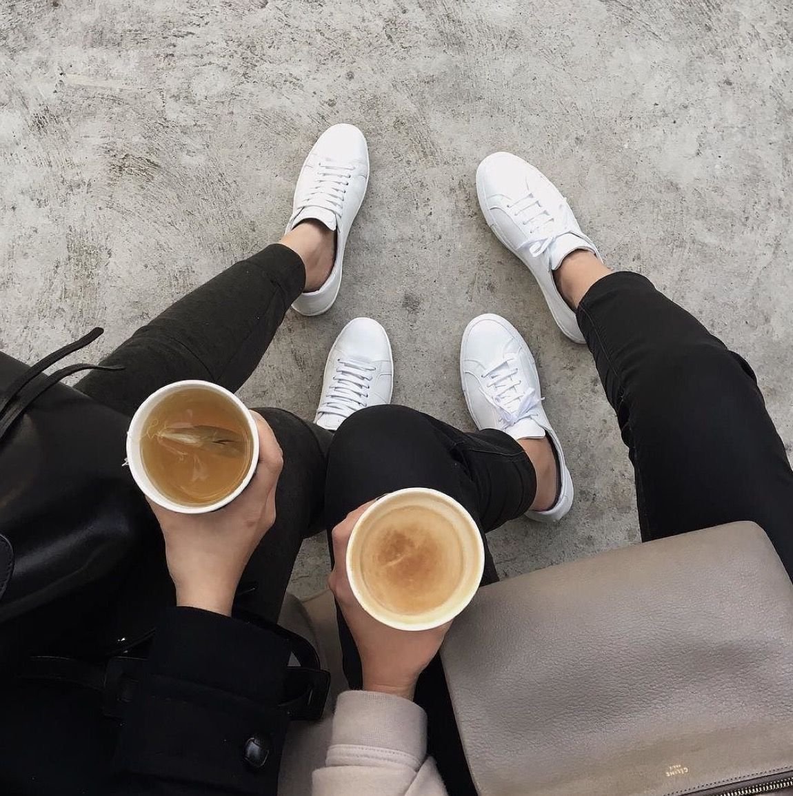 Кофе в руке на улице