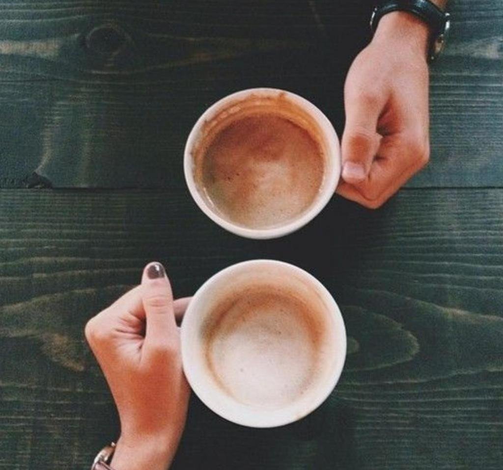Две чашки кофе и руки