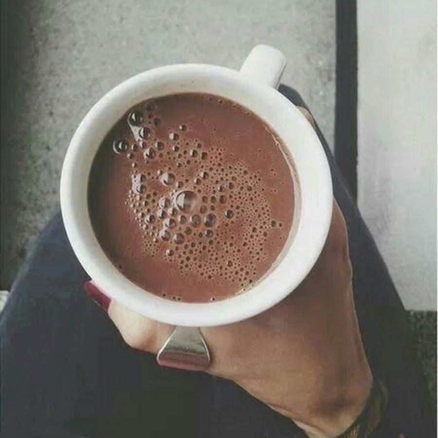 Чашка горячего кофе в руках