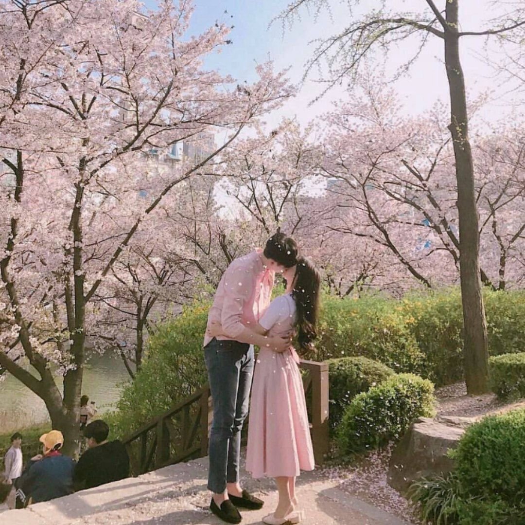 Корейская парочка в парке