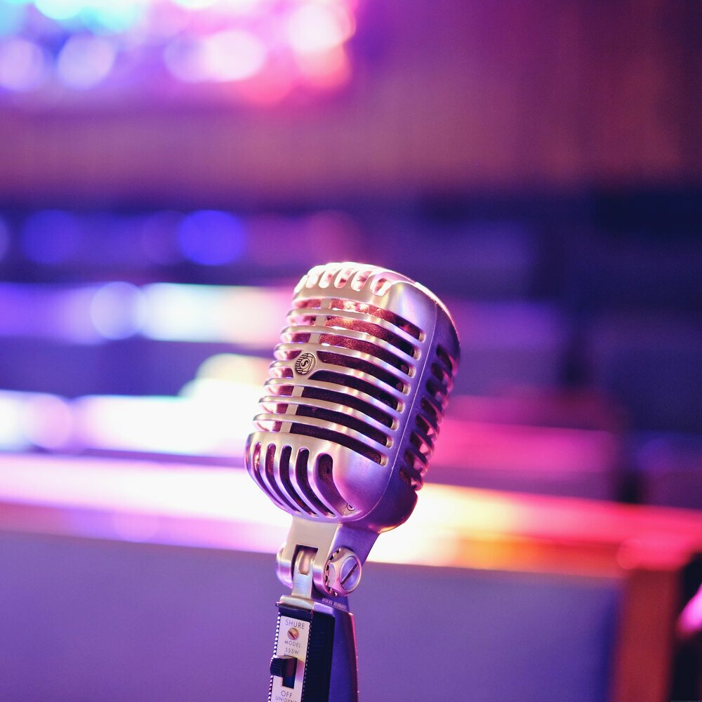 Люди поют на сцене