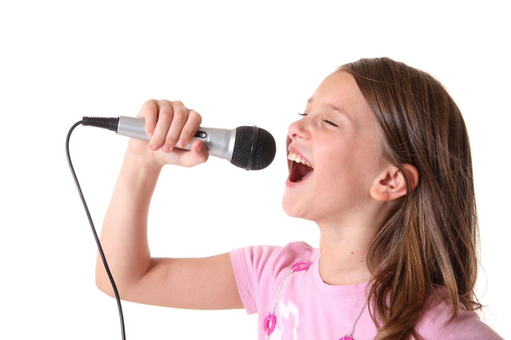 Оцени как пою. Ребенок с микрофоном. Дети поют. Поет в микрофон. Вокал дети.