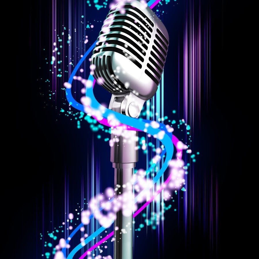 Девушка с микрофоном