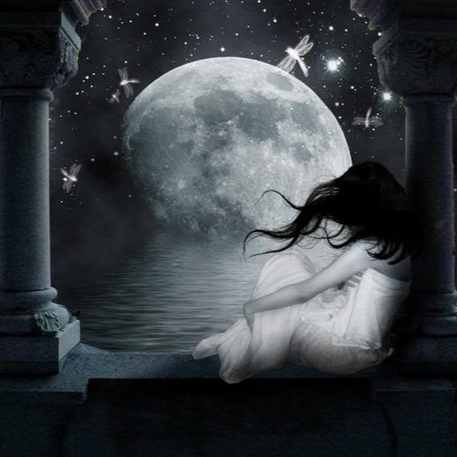 Луна и одинокая девушка