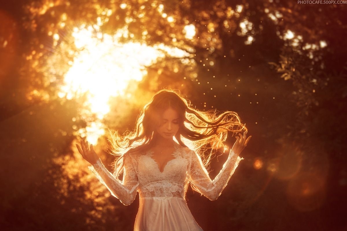 Девушка излучающая свет