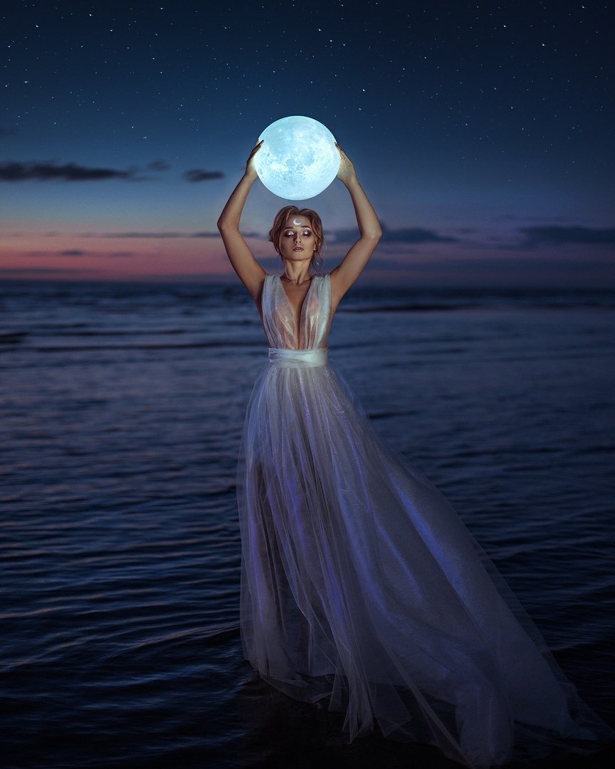 Девушка с луной в руках