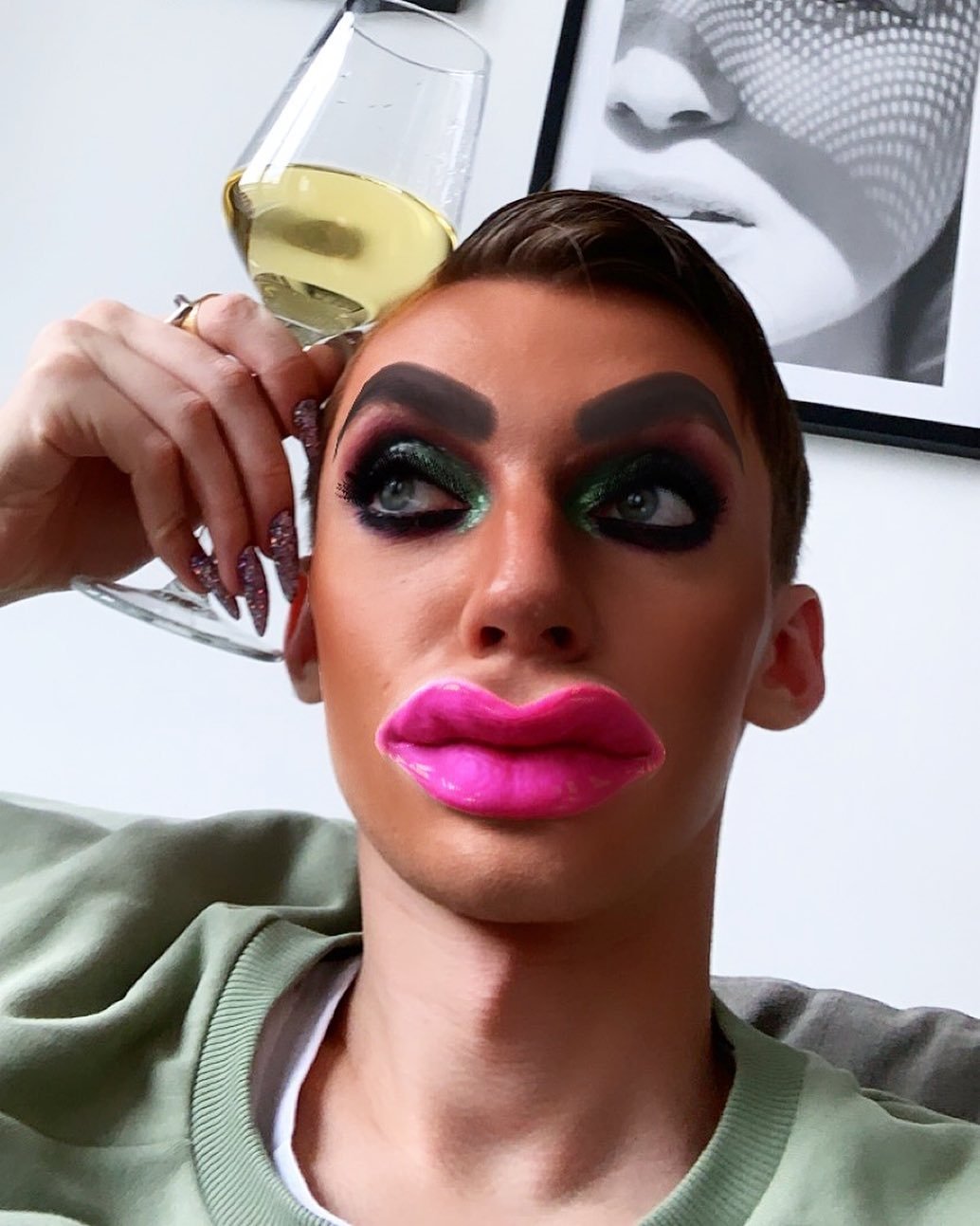 Мадагаскарская руконожка детеныш