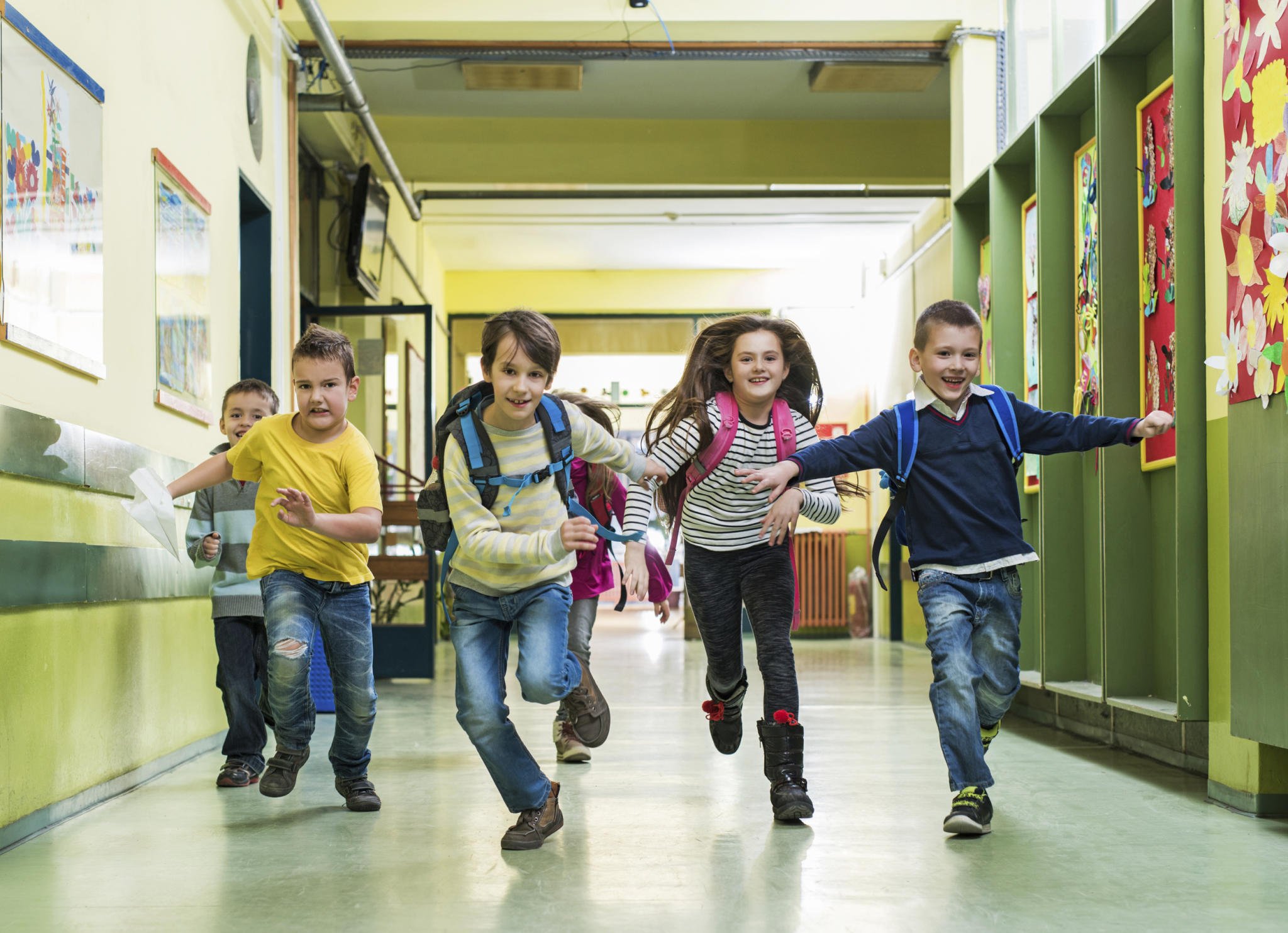 Выйду ли дети в школу. Дети на перемене. Школьный коридор с детьми. Школьники в коридоре. Дети в коридоре школы.
