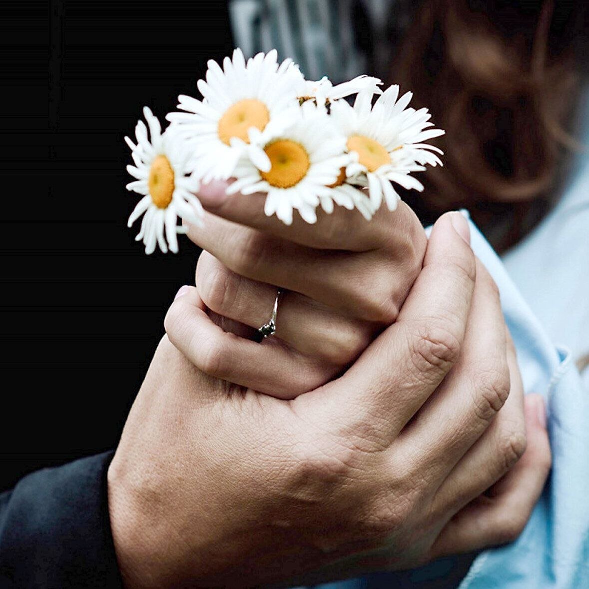 Ребенок с цветком в руках