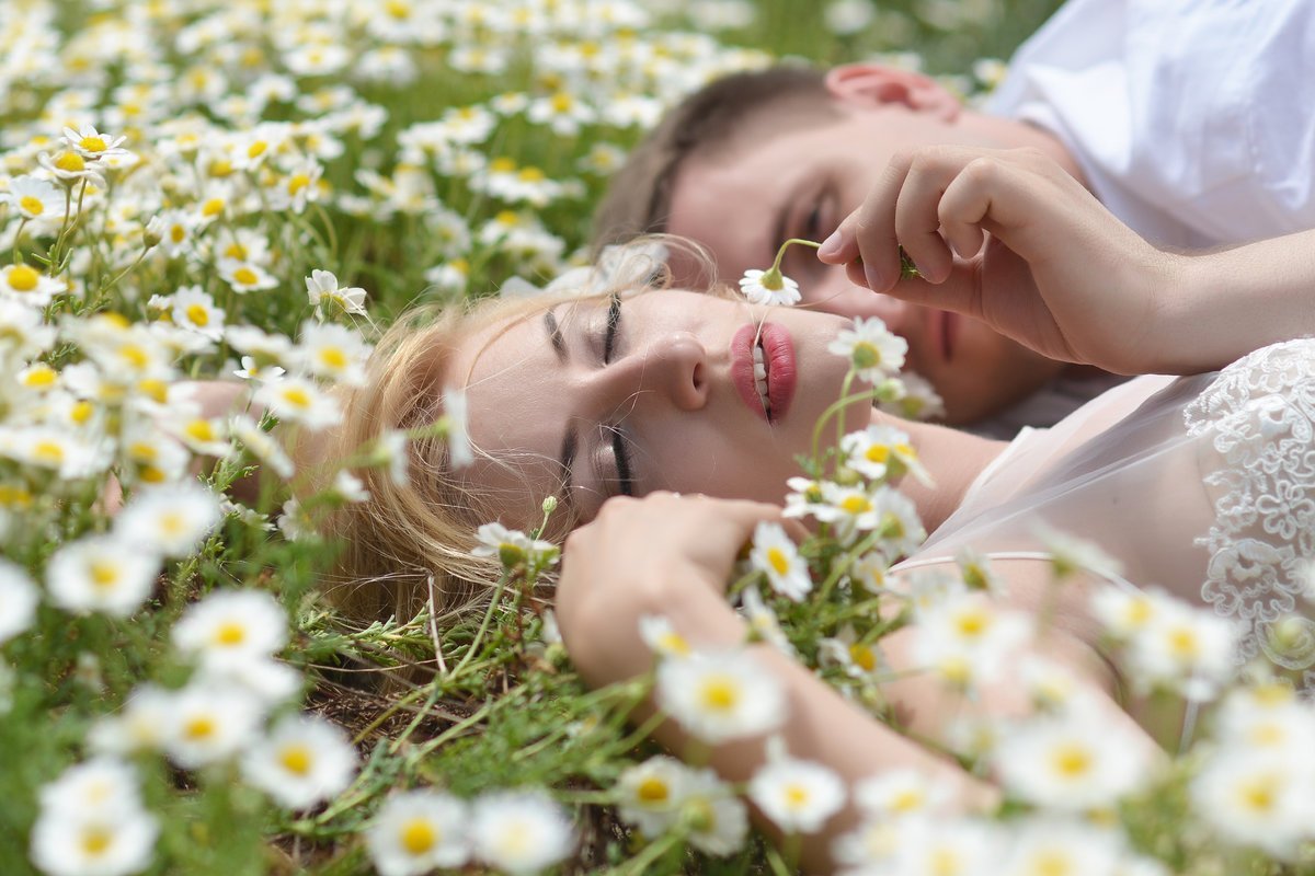 Девушка с ромашками