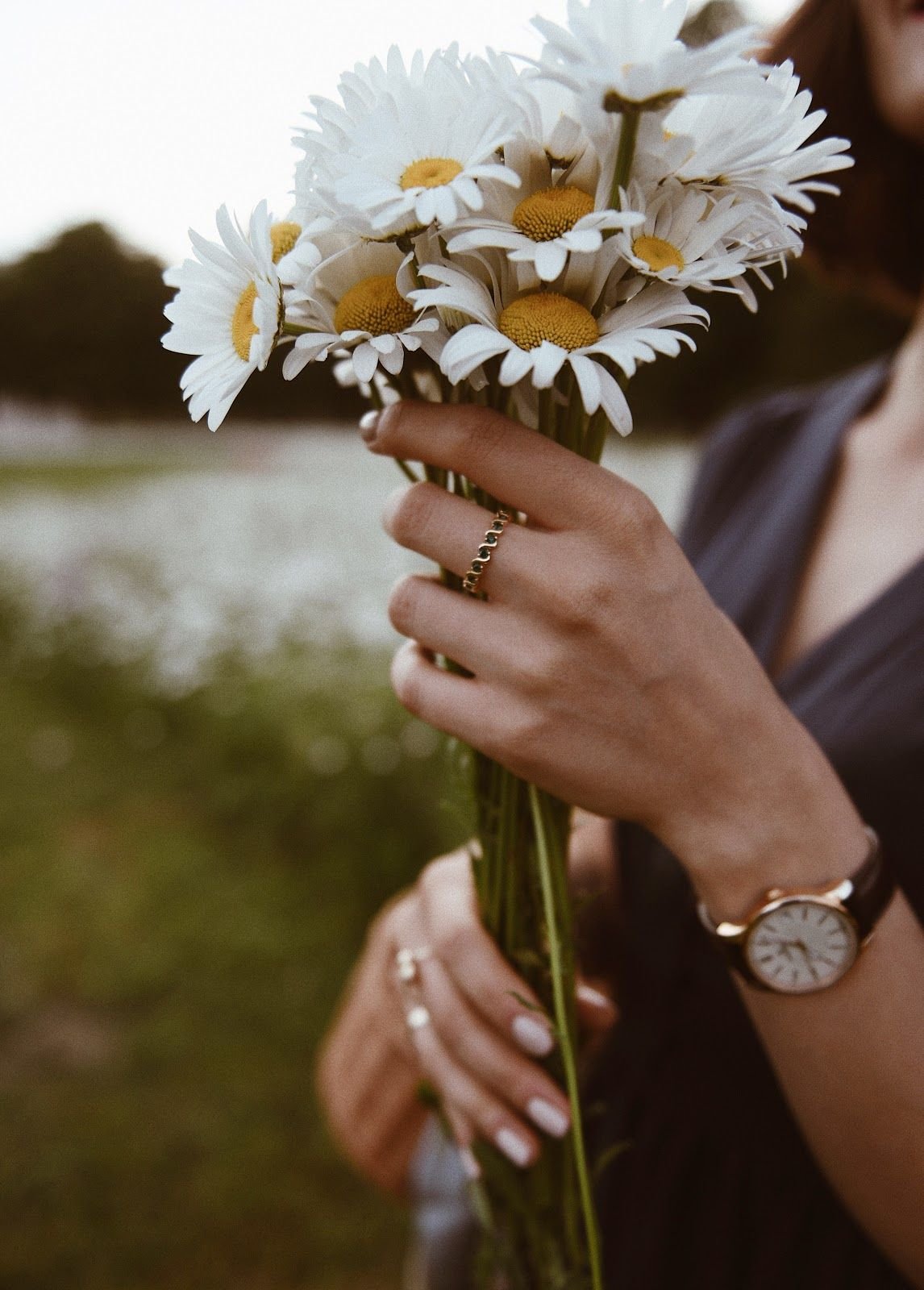 Девушка с ромашками