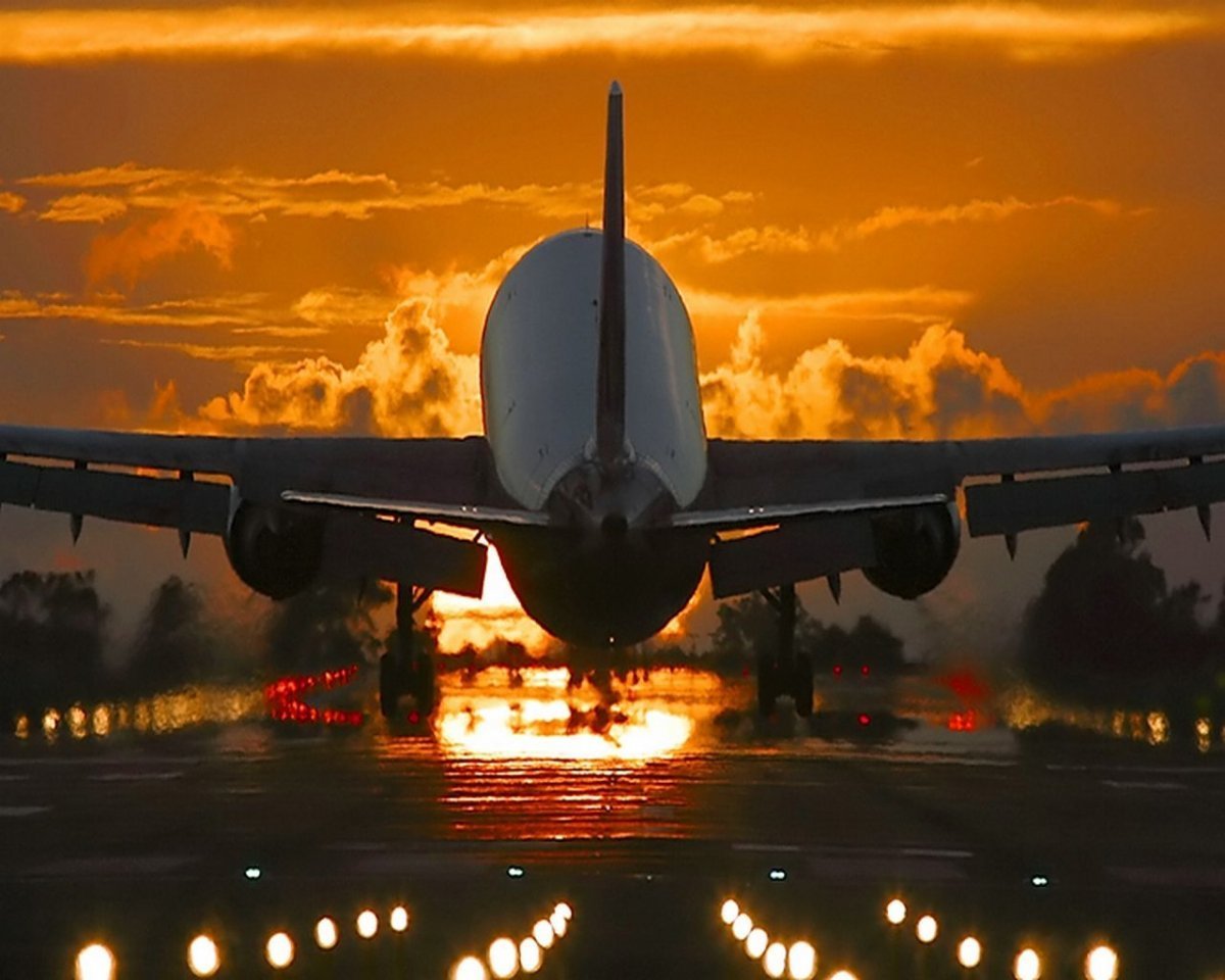 Самолет на закате