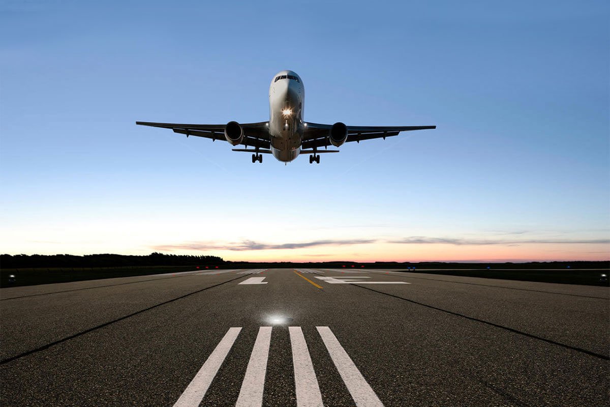Самолет на взлетной полосе
