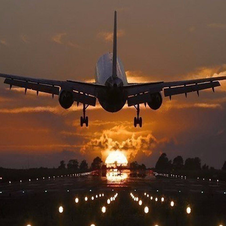 Самолет взлетает с полосы