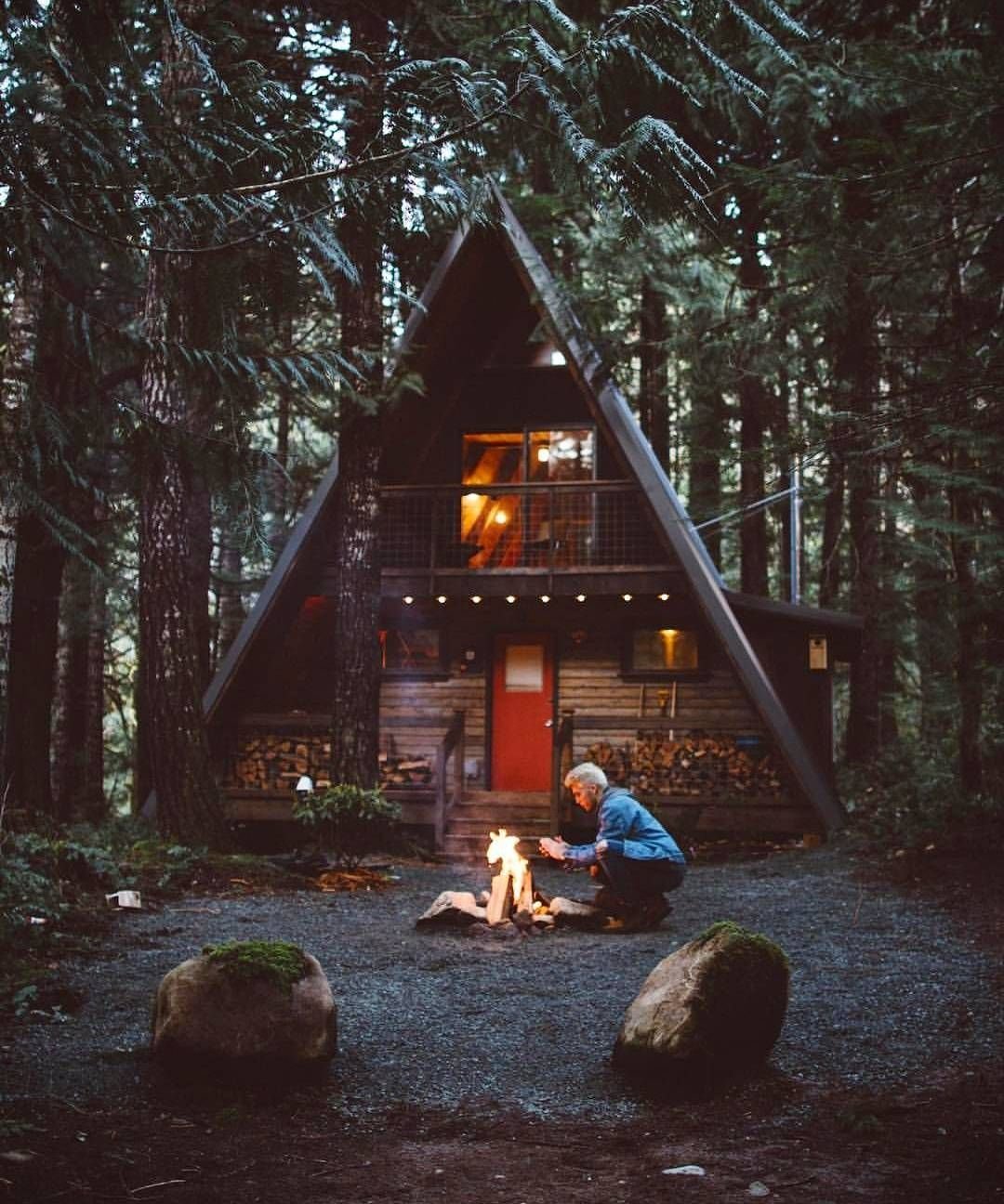 Домик в лесу с костром