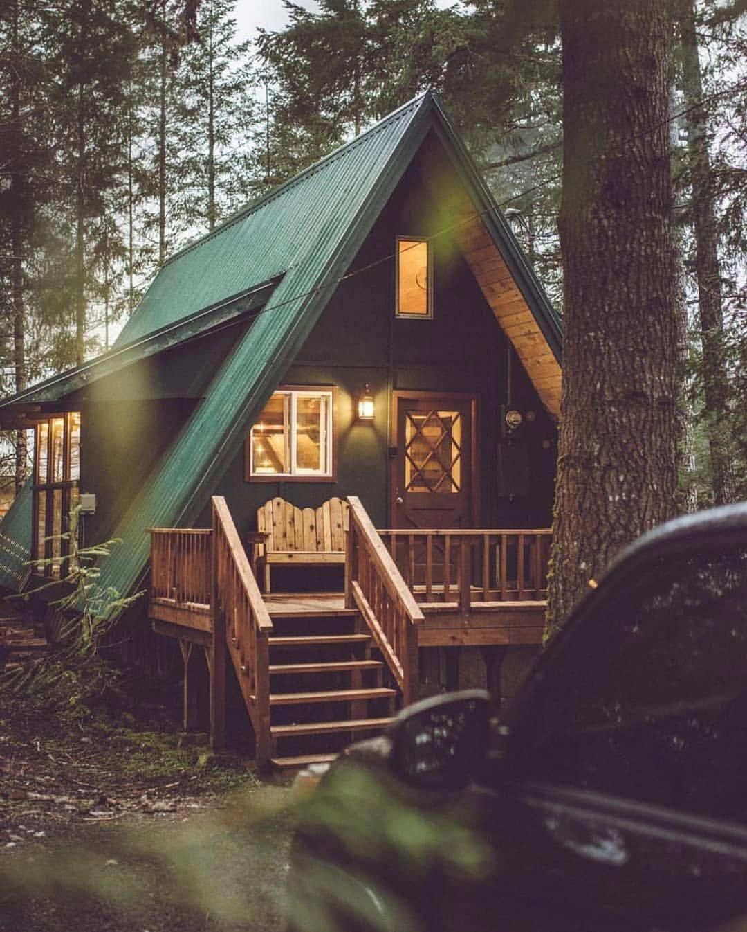 Уютный домик треугольный