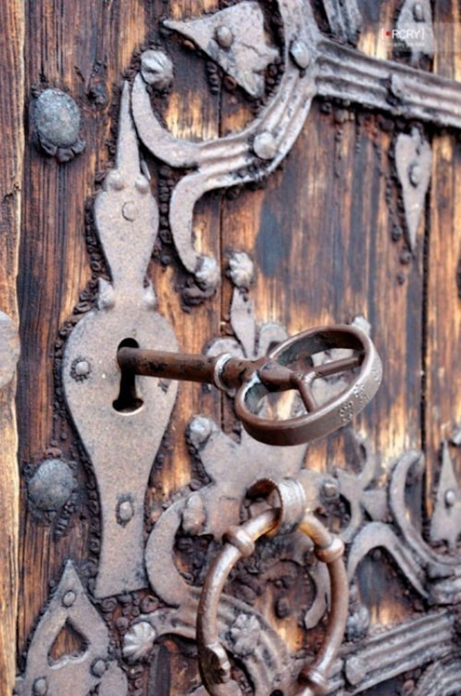 Старинная дверь с ключом