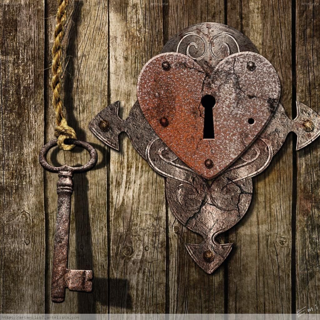 Старинная дверь с ключом