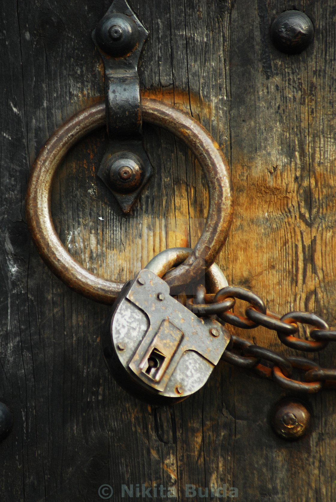 Замок на цепи дверь
