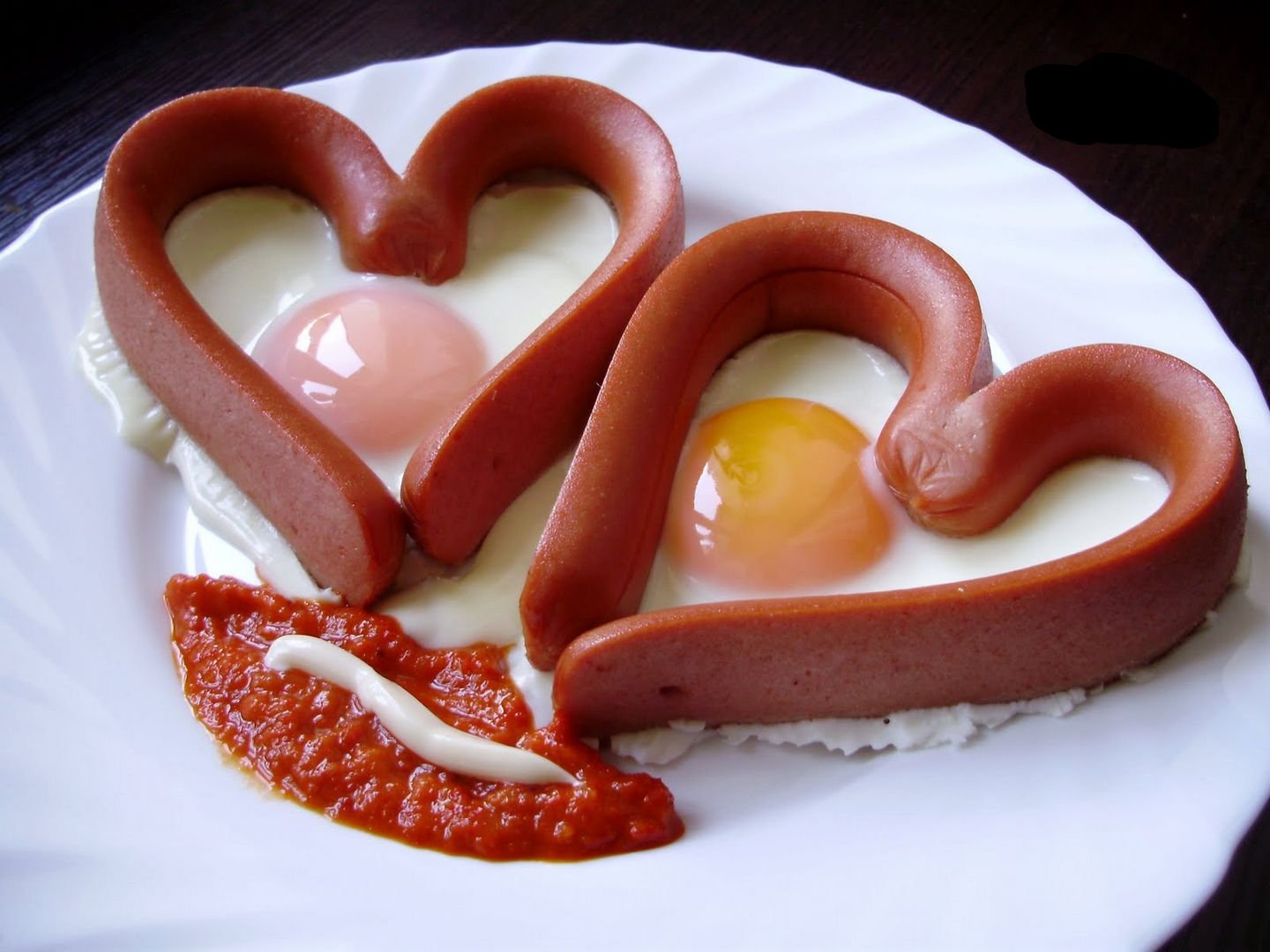Сердечко из сосиски. Сосиски сердечком. Романтический завтрак для любимого. Сердечко из сосиски с яйцом.