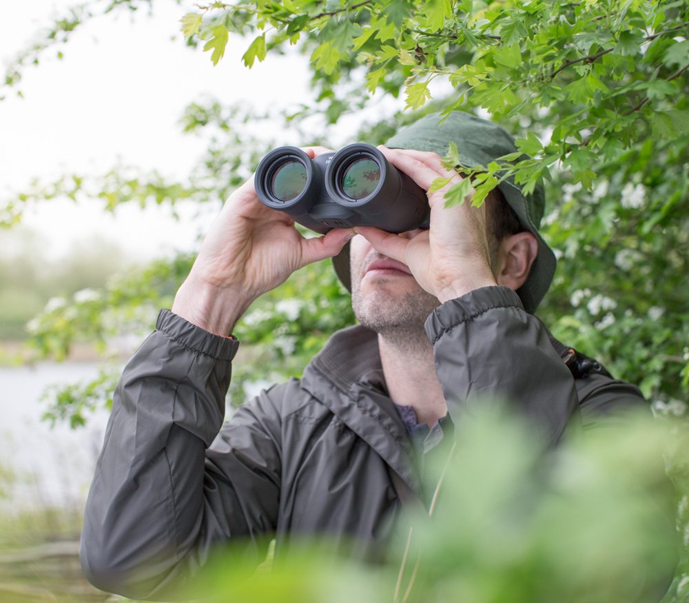 Бинокль Canon 10x30 is