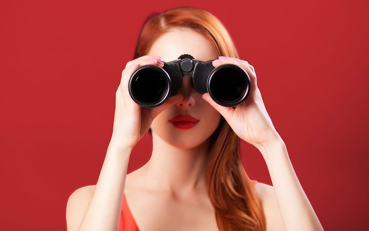 Мужик с биноклем