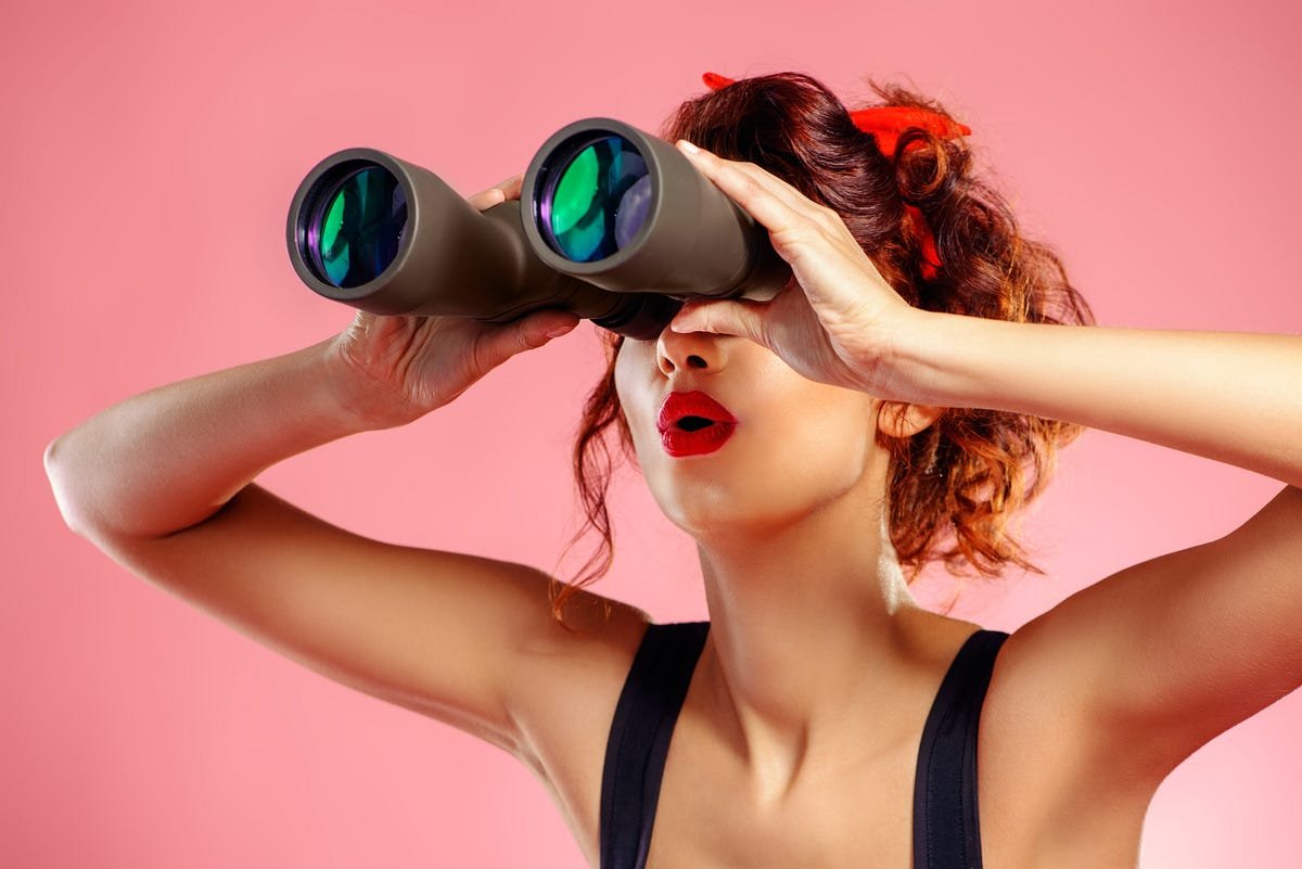 Человек с биноклем