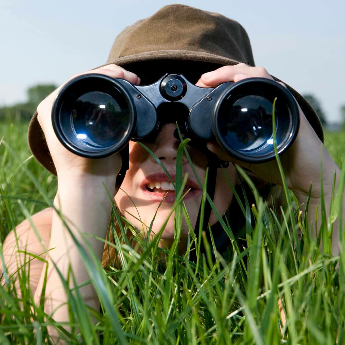 Девушка с биноклем