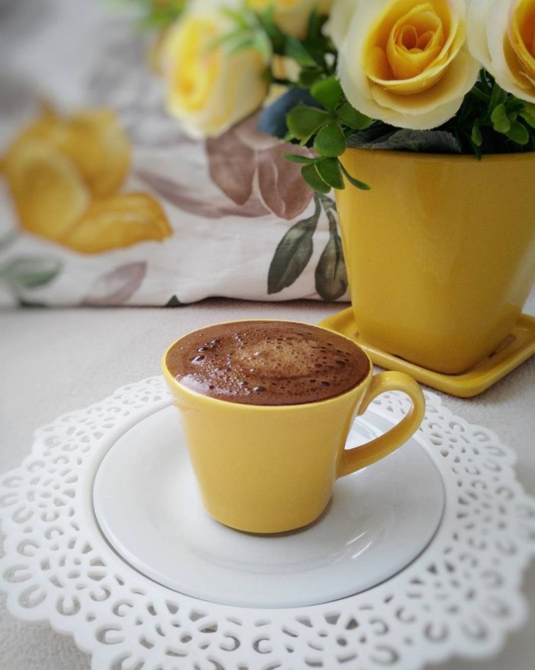 Желтая чашка кофе