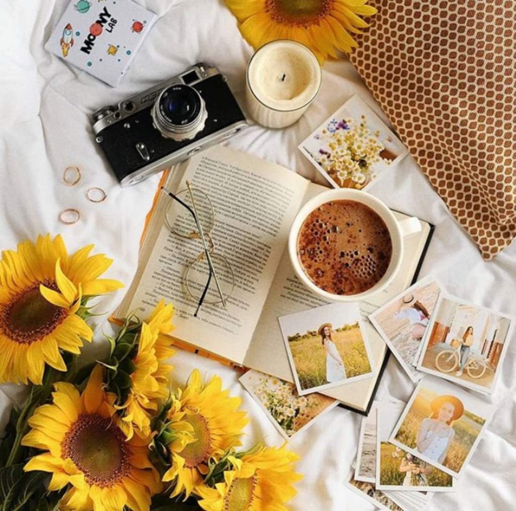 Кофе и Подсолнухи на столе