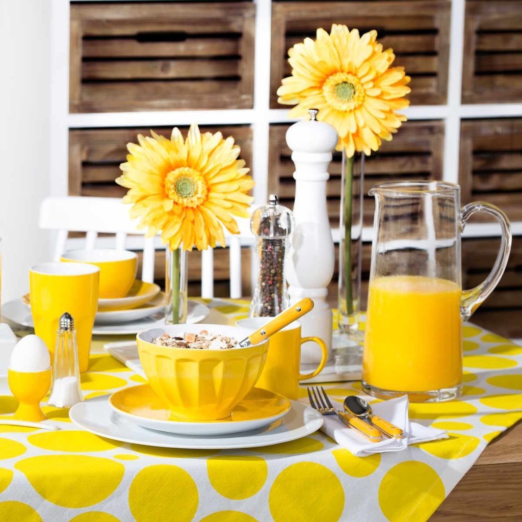 Сервировка стола в желтых тонах
