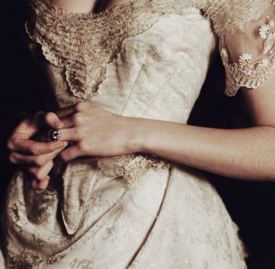 Девушка в старинном платье