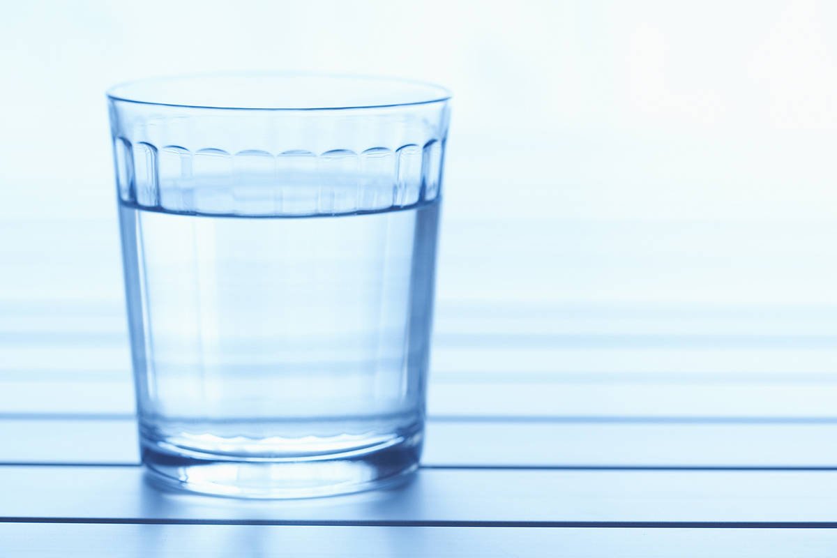 Стеклянный стакан карандашом