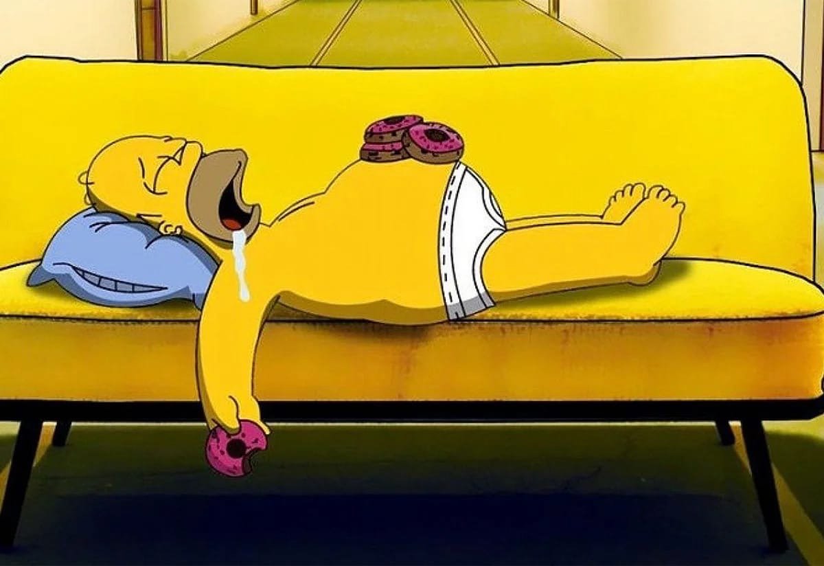 Гомер симпсон лежит на диване