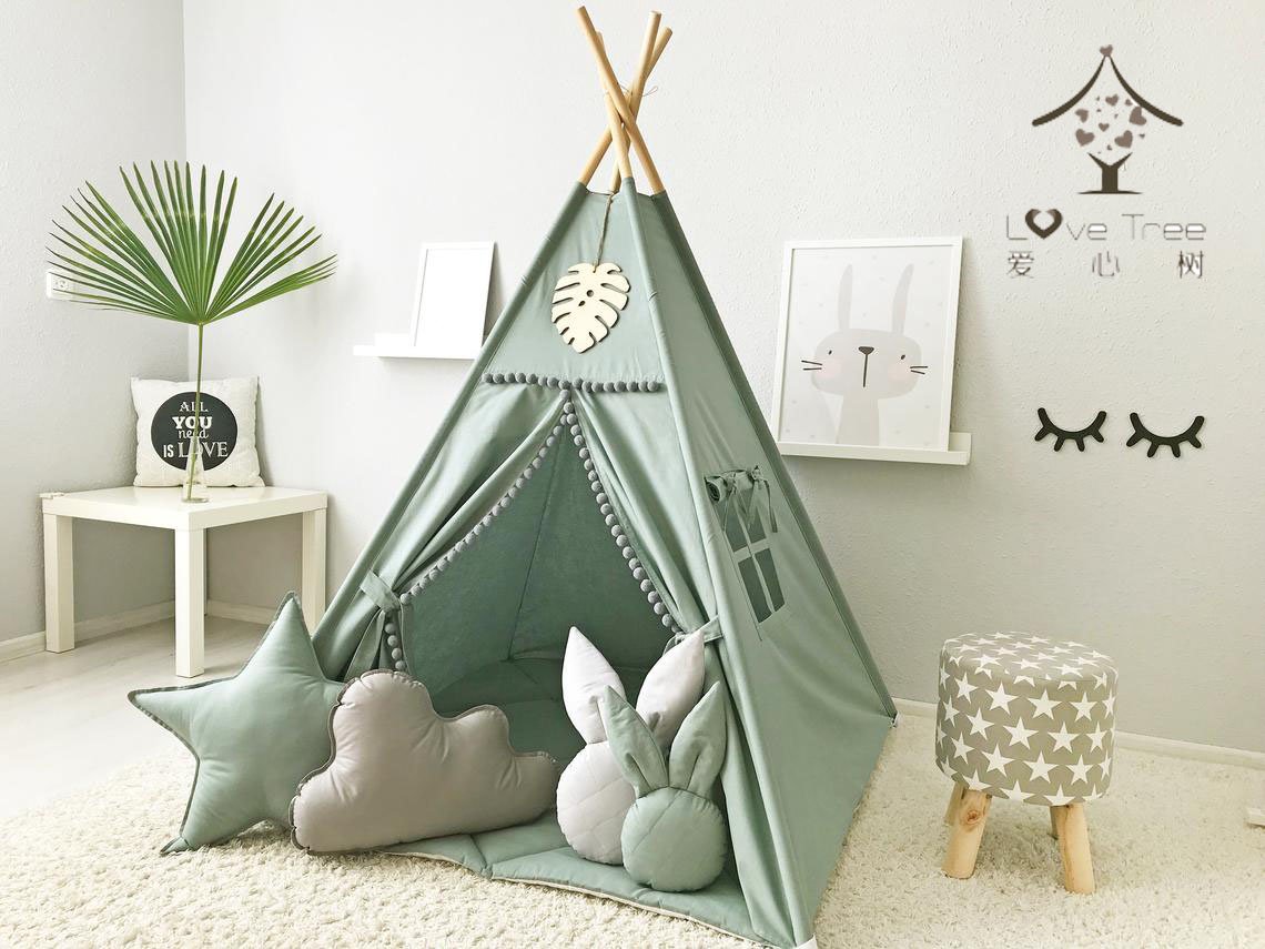 Дети строят шалаш