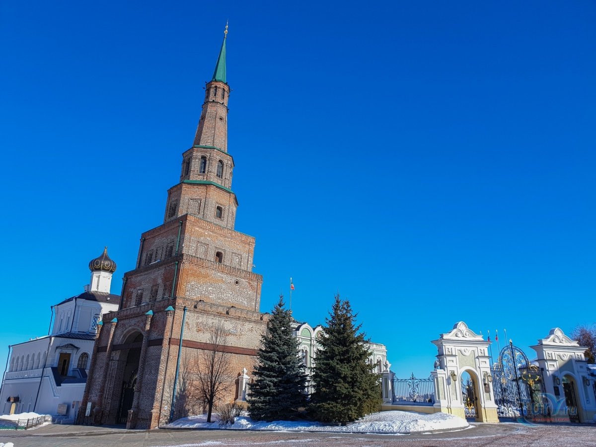 Башня сююмбике. Башня Сююмбике в Казани зимой. Казань башня Сююмбике туристы. Башня Сююмбике Весна. Казань башня Сююмбике туристы фотосессия.