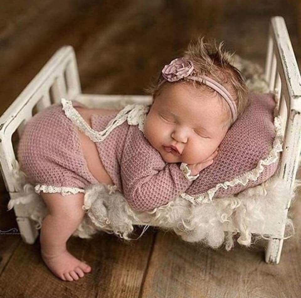 Девочка спит