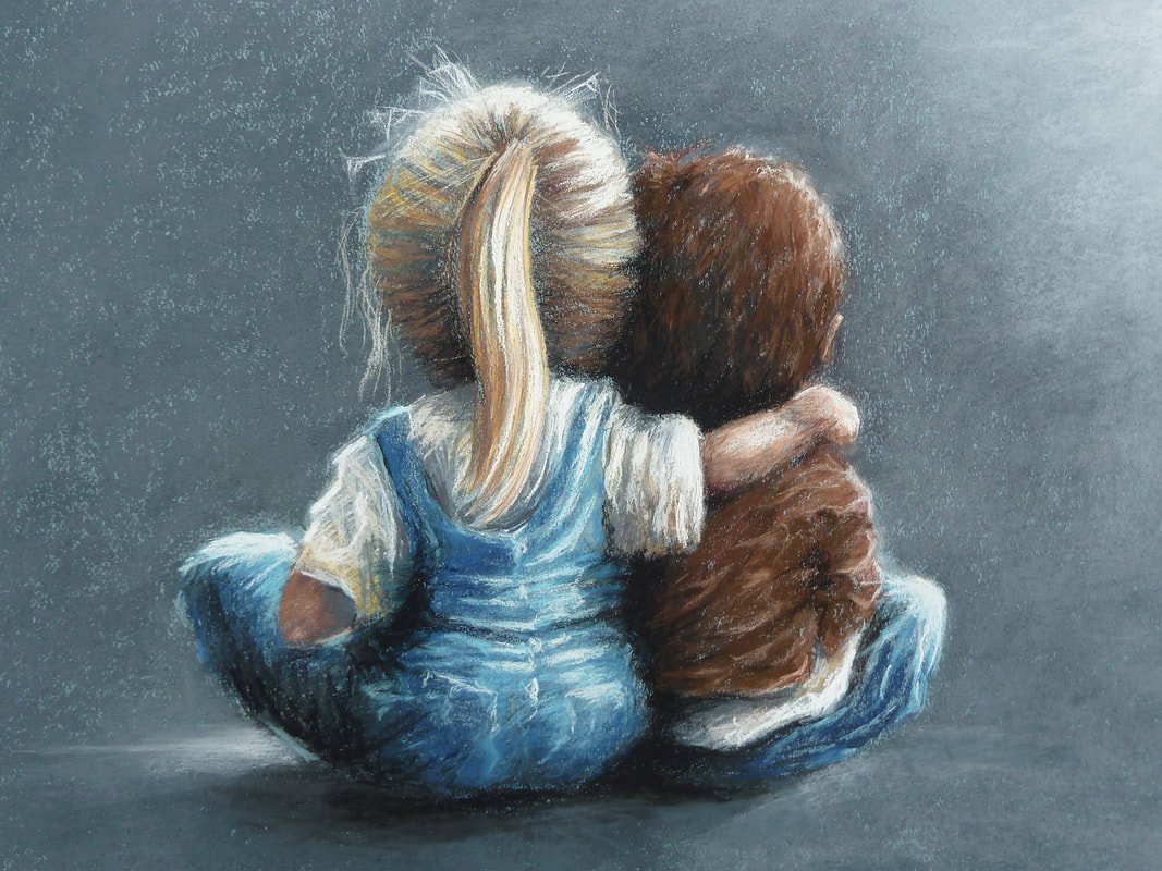 Девочка обнимает девочку