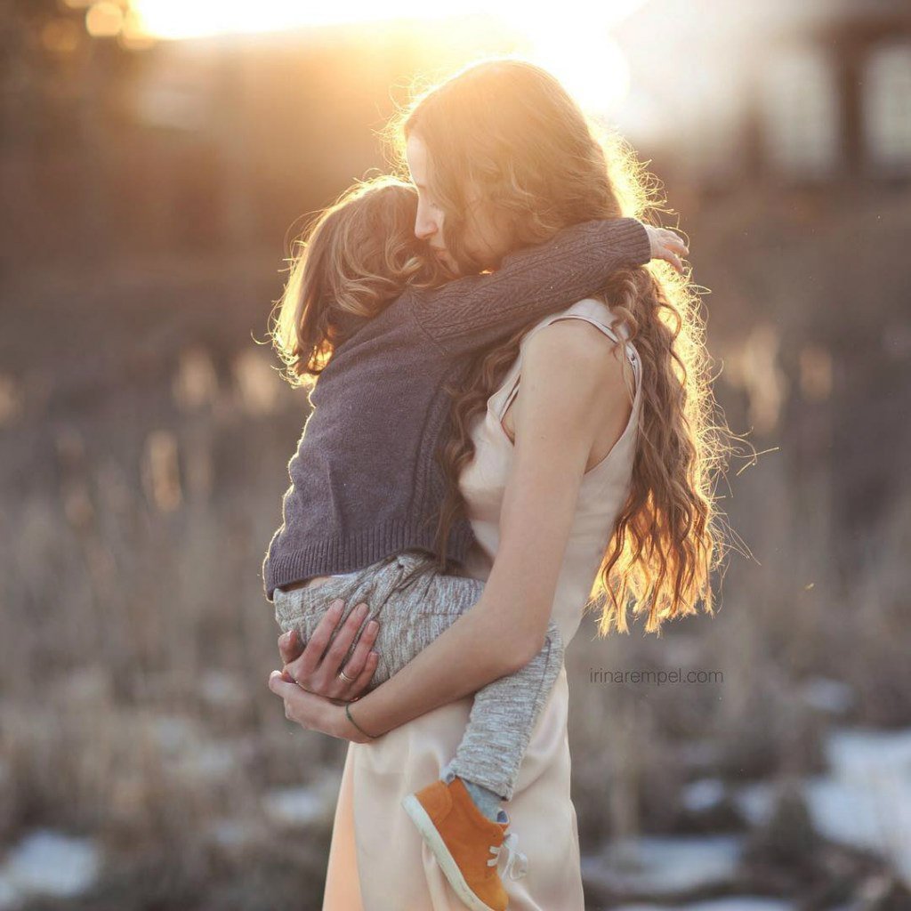 Девушка обнимает ребенка