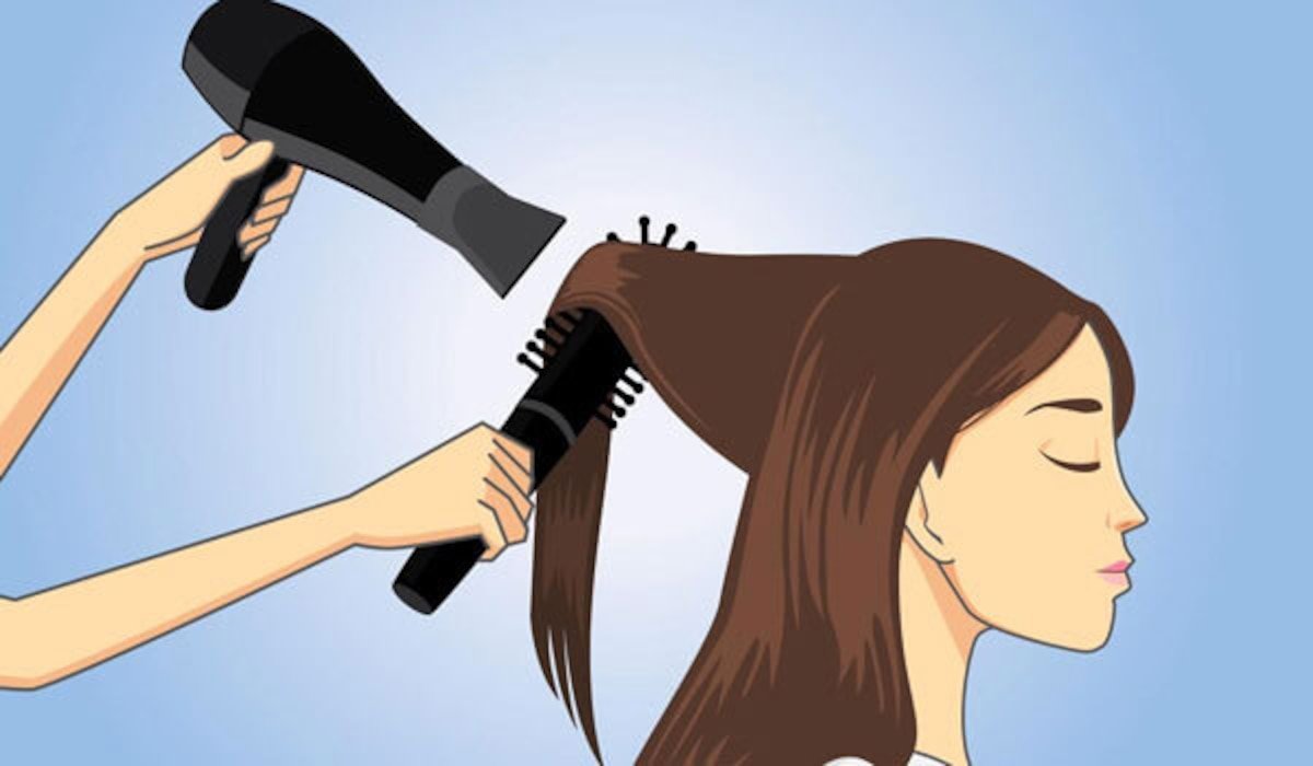 Девушка сушит волосы